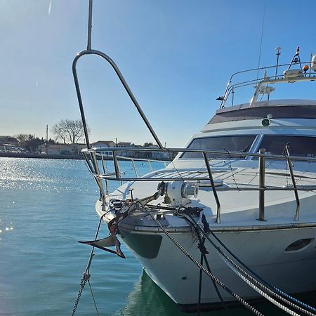 Nuit Insolite Bateau A Quai - Port Saint Louis Du Rhone Bagian luar foto