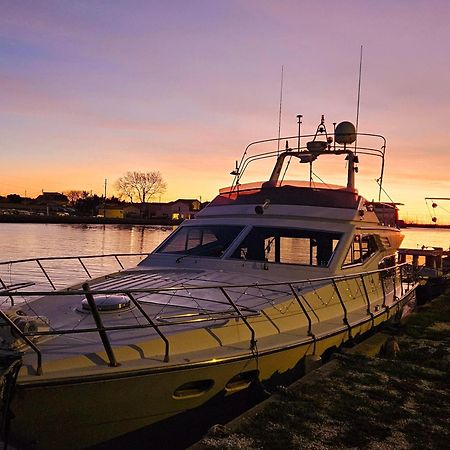 Nuit Insolite Bateau A Quai - Port Saint Louis Du Rhone Bagian luar foto