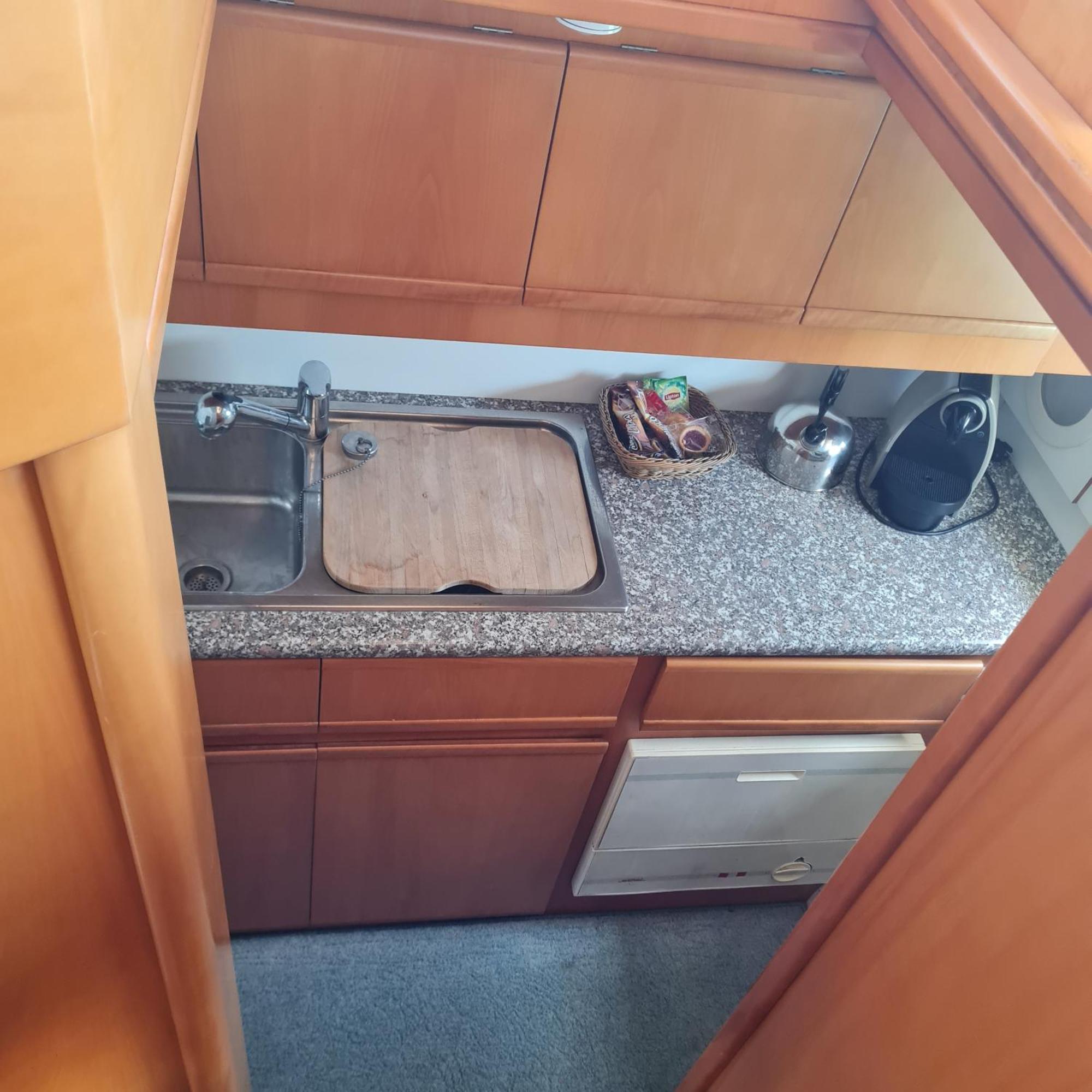 Nuit Insolite Bateau A Quai - Port Saint Louis Du Rhone Bagian luar foto