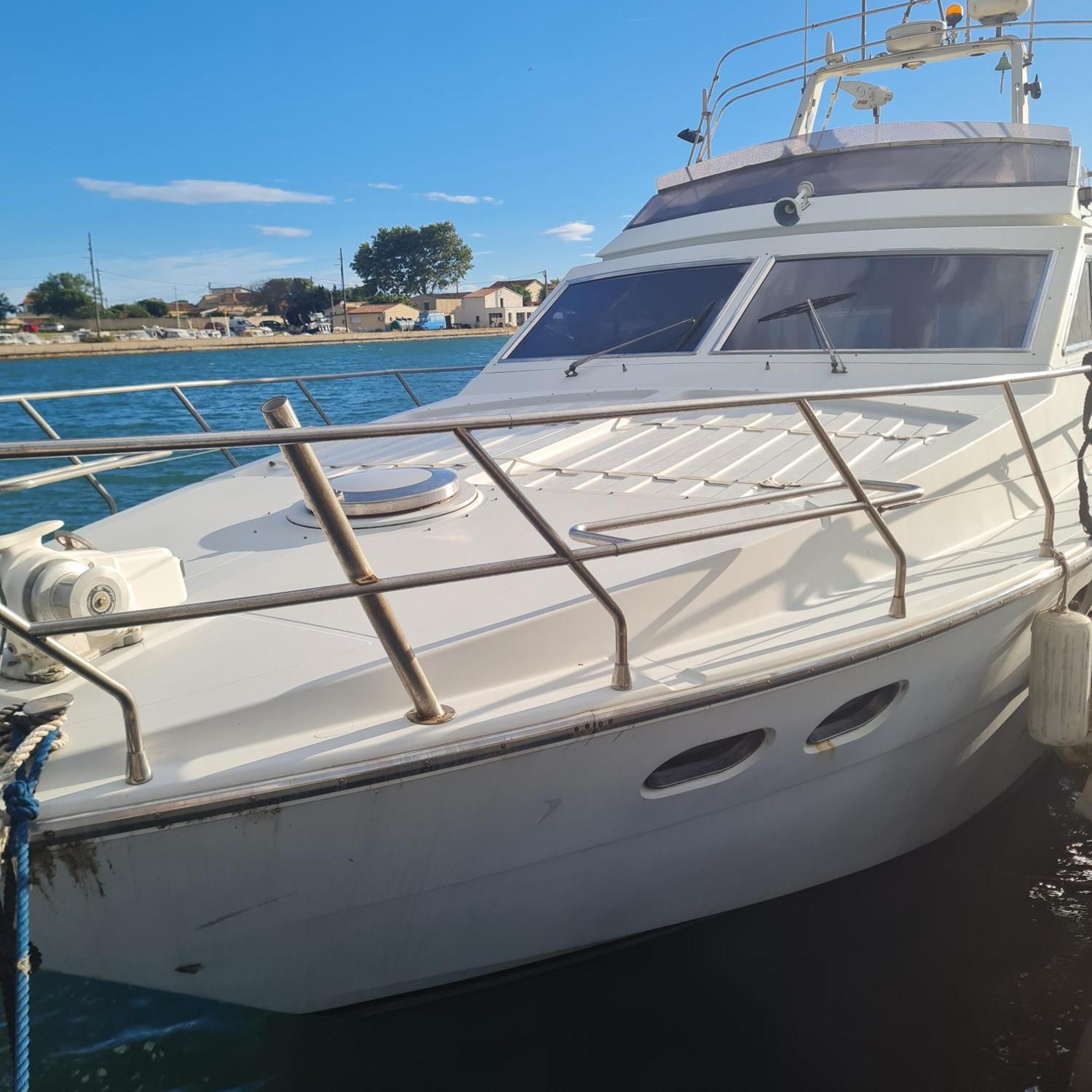 Nuit Insolite Bateau A Quai - Port Saint Louis Du Rhone Bagian luar foto