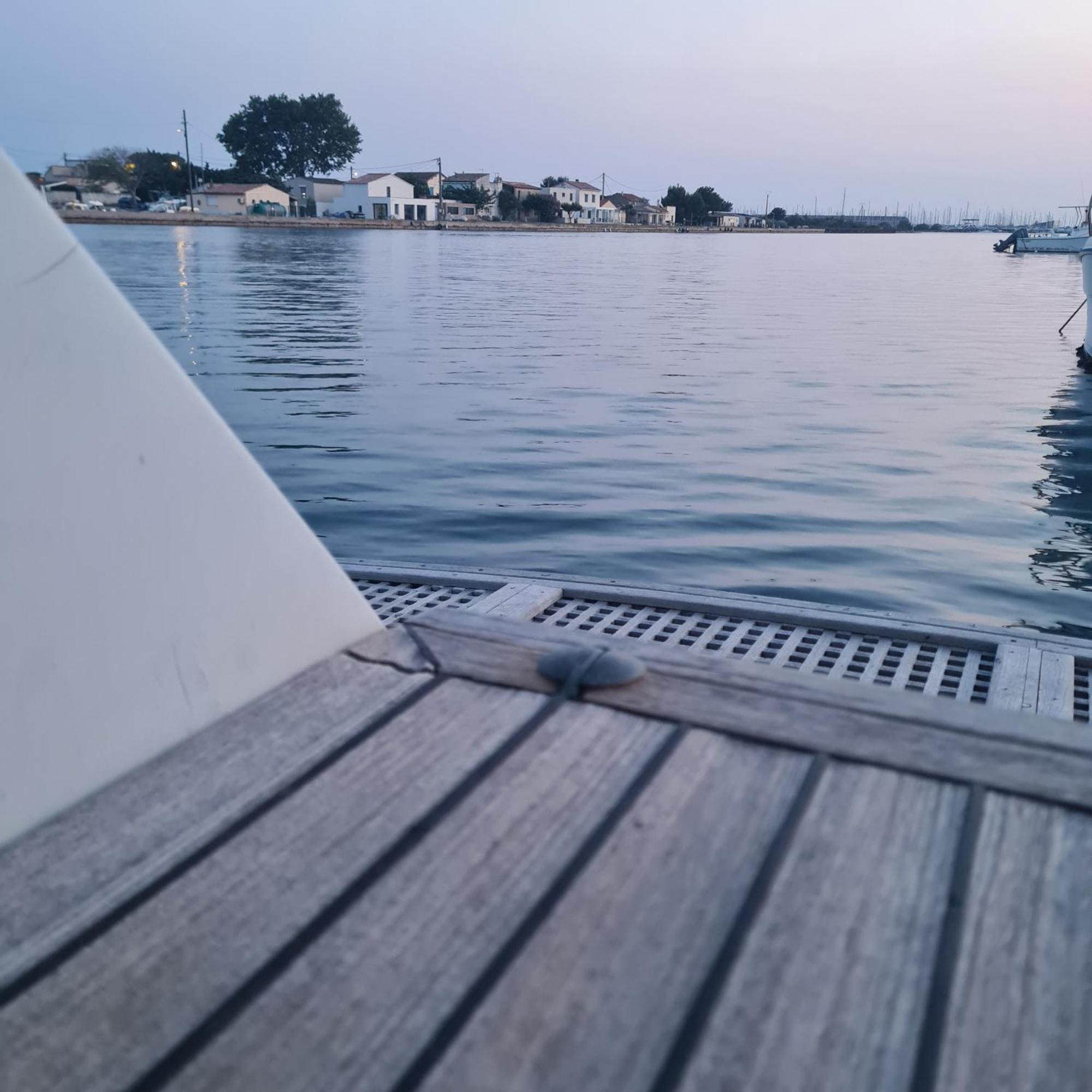 Nuit Insolite Bateau A Quai - Port Saint Louis Du Rhone Bagian luar foto